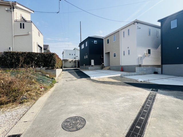 高浜市呉竹町7丁目7-14の前面道路含む現地写真