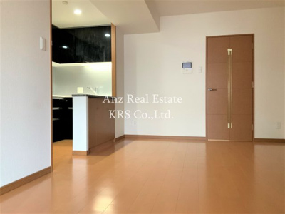 【居間・リビング】 | リーガル四ツ橋立売堀Ⅱ | 暖かみのある色合いのお部屋です♪広々10帖♪