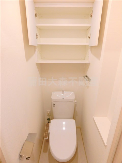 アジールコート蒲田のトイレ|吊戸棚収納と温水洗浄便座付きのトイレ