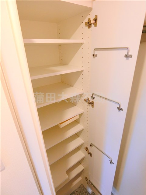 アジールコート蒲田の設備|玄関収納①