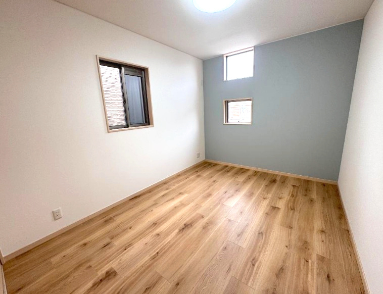 明石市魚住町西岡の洋室|ブルーグレーのおしゃれな壁紙のお部屋♪クローゼット付き♪子供部屋にオススメ♪