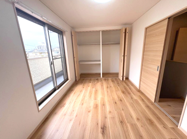 明石市魚住町西岡の洋室|大きな窓のある明るいお部屋♪大収納なクローゼット付き♪外に広々ベランダがあります！
