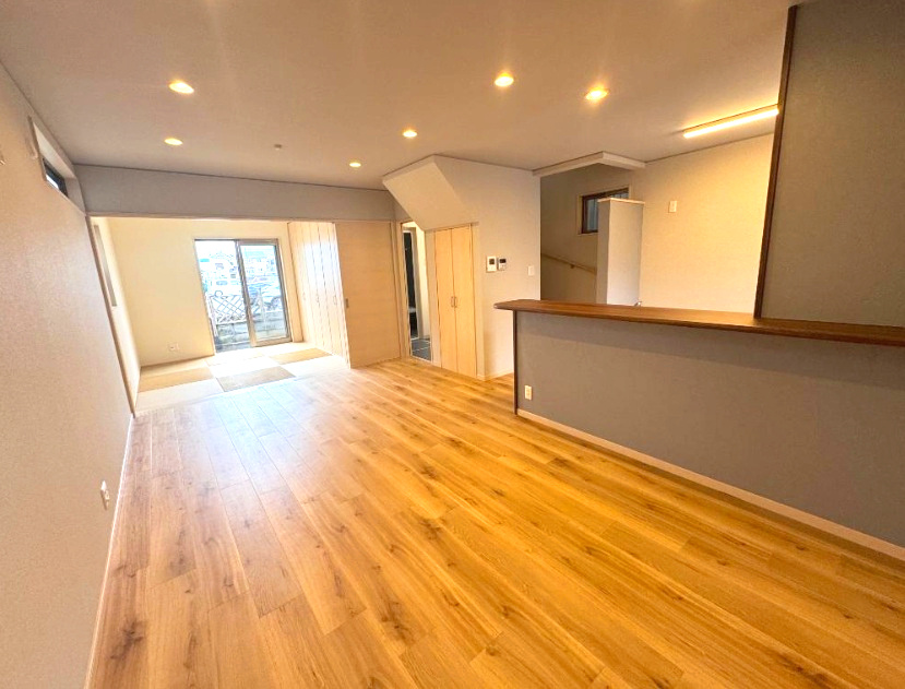 明石市魚住町西岡の居間・リビング|広々リビングでご家族とリラックスタイムをお過ごし下さい♪キッチンの壁紙が今流行りのブルーグレーです♪