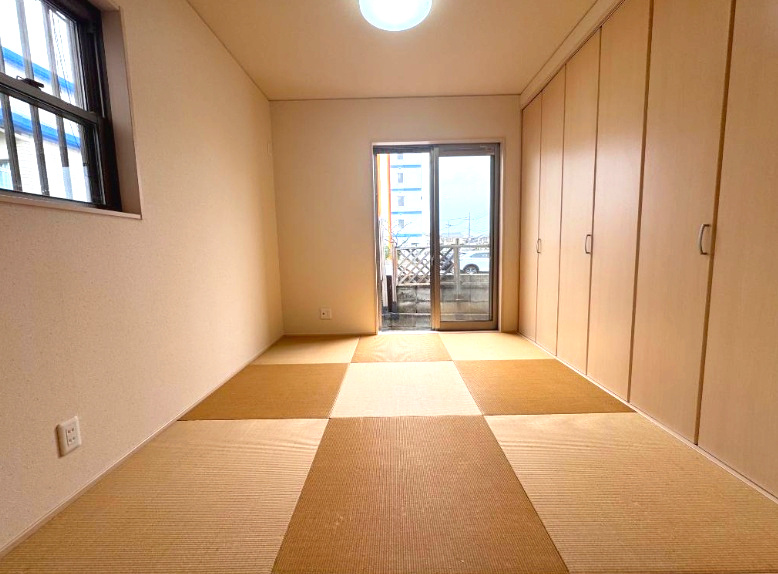明石市魚住町西岡の和室|リビングダイニング横の和室は、モダンな琉球畳♪