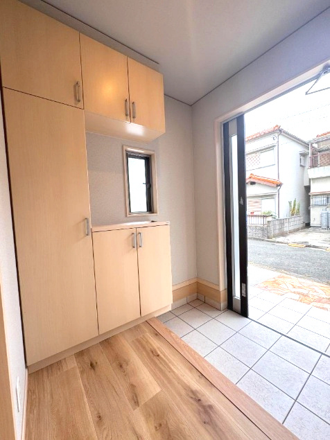 明石市魚住町西岡の玄関|収納力のあるシューズボックス♪明るい玄関♪