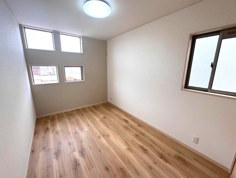 明石市魚住町西岡の洋室|小さな窓がおしゃれな明るいお部屋♪クローゼット付きでスッキリ♪