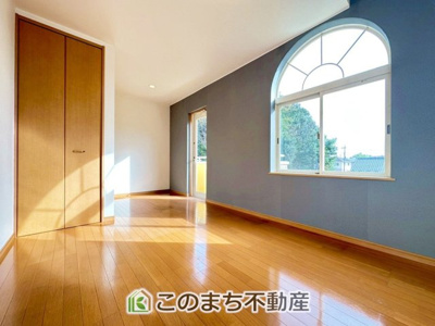 【洋室】 | 宇都宮市新里町中古戸建 | 陽光がふんだんに降り注ぐお部屋です。陽だまりの空間で、プライベートなお家時間も快適にお過ごしいただけます♪
