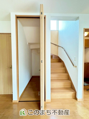 【内装】 | 宇都宮市新里町中古戸建 | 手すり付きで小さなお子様にも安心の階段スペースです☆
