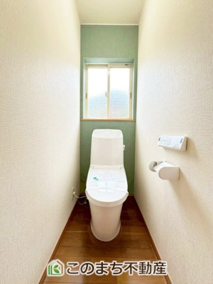 【トイレ】 | 宇都宮市新里町中古戸建 | 小窓から換気ができて清潔なトイレスペース☆ウォシュレット搭載です！

