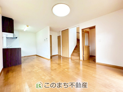 【居間・リビング】 | 宇都宮市新里町中古戸建 | 南側から暖かな日差しが差し込みます♪キッチンからリビングの様子がよく見渡せます☆
