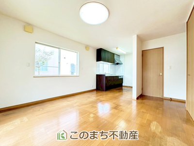【居間・リビング】 | 宇都宮市新里町中古戸建 | オープンでのびやかな空間を生み出す、こだわりの広がりとゆとり。家族と過ごす時間を大切にしたい方にぴったりの明るくゆとりある住空間です。
