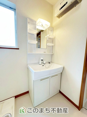 【独立洗面台】 | 宇都宮市新里町中古戸建 | シャンプードレッサーで朝の身支度♪伸びるホースでお掃除も簡単清潔です！
