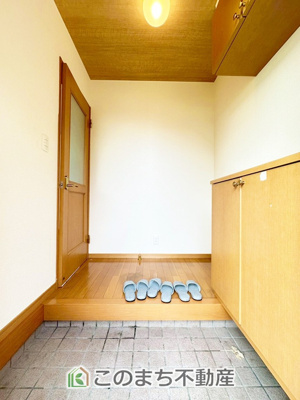 【玄関】 | 宇都宮市新里町中古戸建 | シューズボックスを完備しております！玄関スペースを有効に活用できますね！