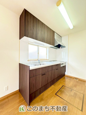 【キッチン】 | 宇都宮市新里町中古戸建 | 採光が得られ明るいキッチンです。気軽に換気もできます。リビングのお子様を見守りながらお料理ができますね☆