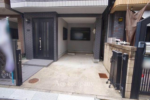 【駐車場】 | 東大阪市西鴻池町1丁目 | 玄関前アプローチにゆとりがあり、駐輪スペースも確保できます♪