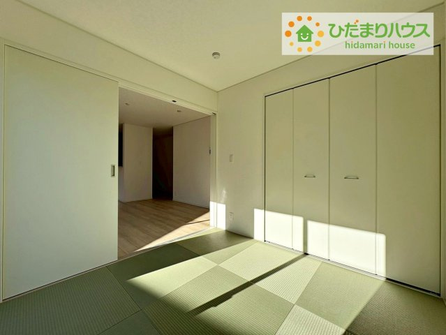常陸大宮市姥賀町第3　新築戸建　2号棟の和室|扉を閉じれば来客用のお部屋として。開いて広い空間を作れば、お子様の遊び部屋として使えます！