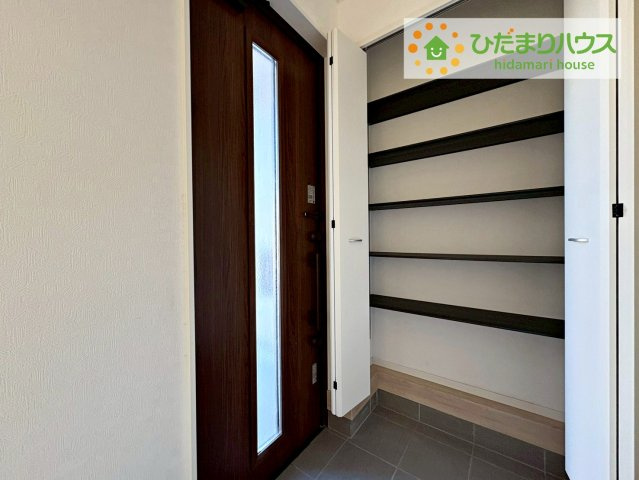 常陸大宮市姥賀町第3　新築戸建　2号棟の玄関|靴で溢れかえっていた玄関も、大きなシューズボックスと、玄関横のクロークでスッキリ解決！玄関は「その家の顔」とお考えの方にオススメの広さです。