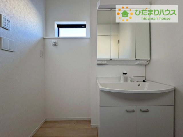 常陸大宮市姥賀町第3　新築戸建　2号棟の独立洗面台|三面鏡の大きな鏡は憧れます(^^♪ 鏡の後ろは収納となっていて、細かいものでも収納できるのでスッキリと整理できます！