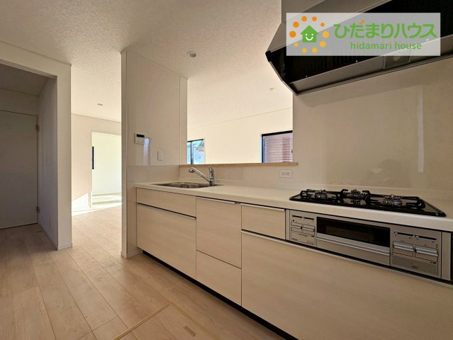 常陸大宮市姥賀町第3　新築戸建　2号棟のキッチン|3口コンロでお料理する時間も短くなりそうですね(*‘∀‘)