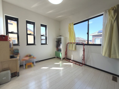 【居間・リビング】 | 和泉市山荘町3丁目戸建 | 2階4.5帖洋室です