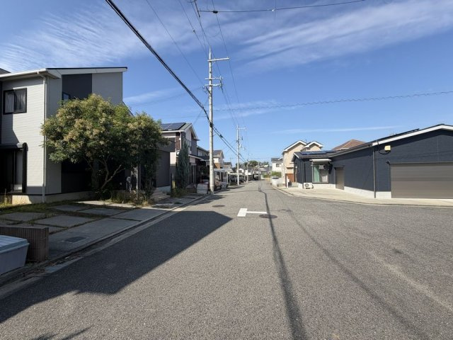 【前面道路含む現地写真】 | 前面道路を南東側から撮影しました。