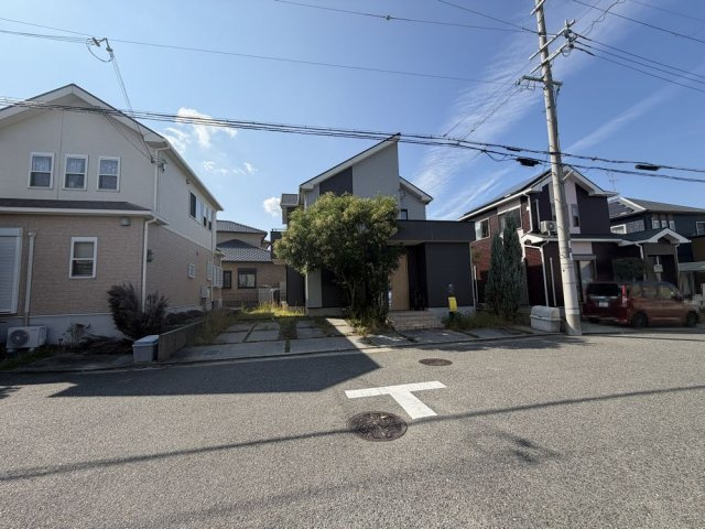 【前面道路含む現地写真】 | 外観です。前面道路北東側から撮影しました。