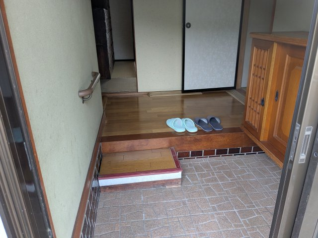 店舗付住宅　下室田町の玄関|玄関をすっきりまとめる和風の下足収納。