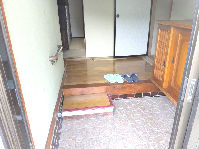 店舗付住宅　下室田町の玄関|全年齢に配慮した踏み台もあります。