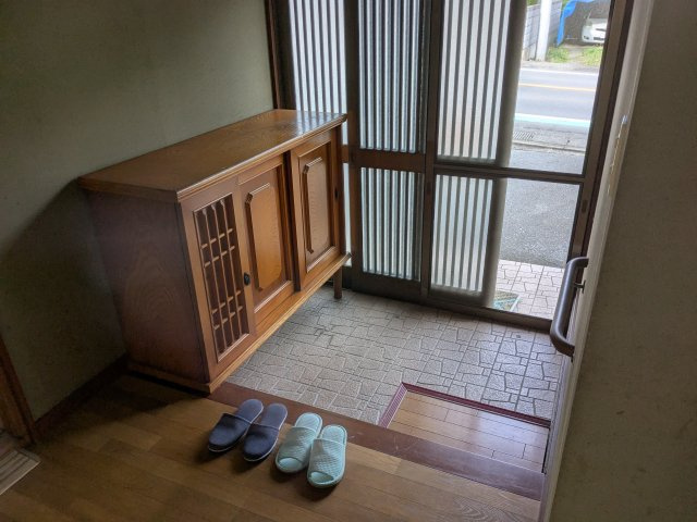 店舗付住宅　下室田町のその他共用部分|店舗とプライベート空間を分ける扉。