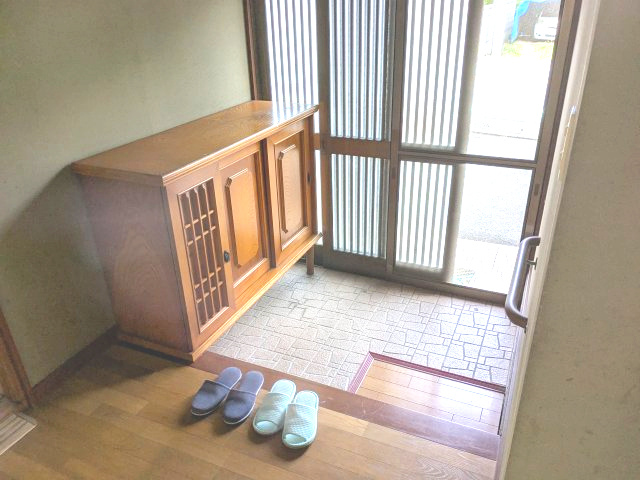 店舗付住宅　下室田町の玄関|玄関をすっきりまとめる和風の下足収納。