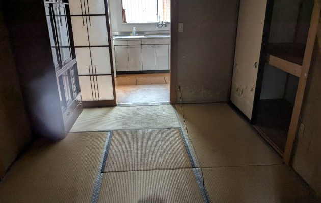 店舗付住宅　下室田町の和室|窓のない和室にもキッチンからの明かりがゆるやかに届きます。