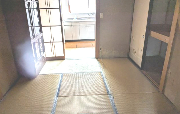 店舗付住宅　下室田町の居間・リビング|窓のない和室にもキッチンからの明かりがゆるやかに届きます。