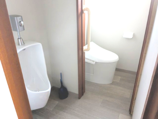 店舗付住宅　下室田町のトイレ|店舗物件らしく、充実のトイレスペース。