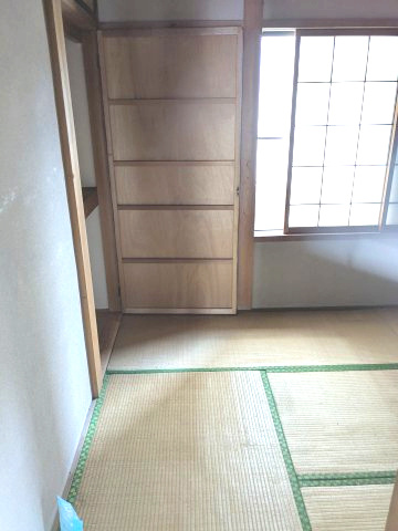 店舗付住宅　下室田町の和室|各部屋に押入を備えています。物を大切にする人におすすめです。