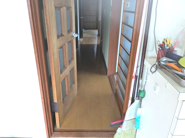 店舗付住宅　下室田町のその他共用部分|店舗とプライベート空間を分ける扉。