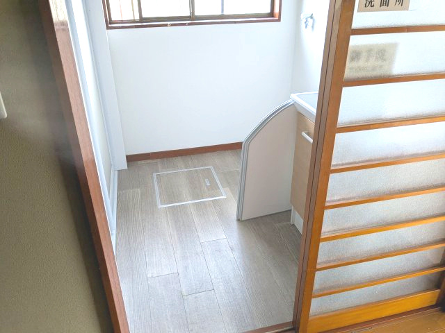 店舗付住宅　下室田町の独立洗面台|洗面脱衣室は窓付きで、換気対策になります。