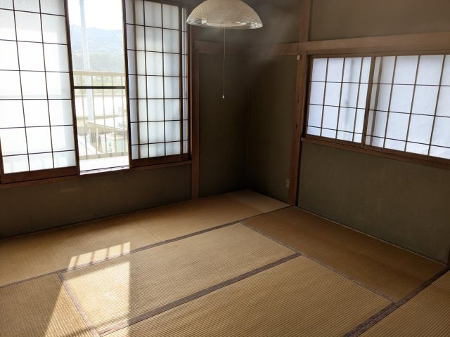 店舗付住宅　下室田町の洋室|ベランダから遠くの山並みが見え、四季を感じられます。