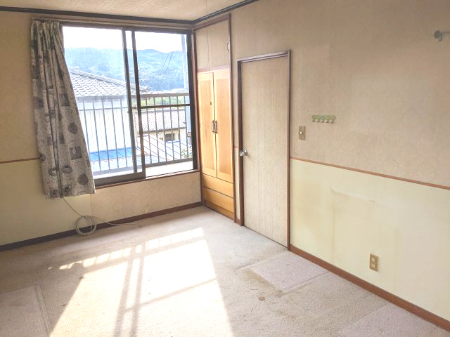 店舗付住宅　下室田町の洋室|ベランダから遠くの山並みが見え、四季を感じられます。