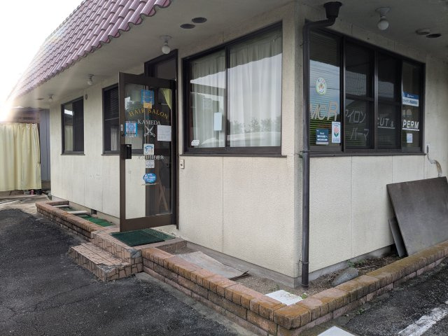 店舗付住宅　下室田町の外観|窓が多く開放的な雰囲気です。明るい室内は商業空間として活用しやすいですね。