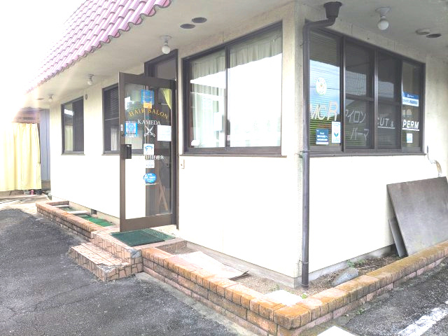 店舗付住宅　下室田町の外観|窓が多く開放的な雰囲気です。明るい室内は商業空間として活用しやすいですね。
