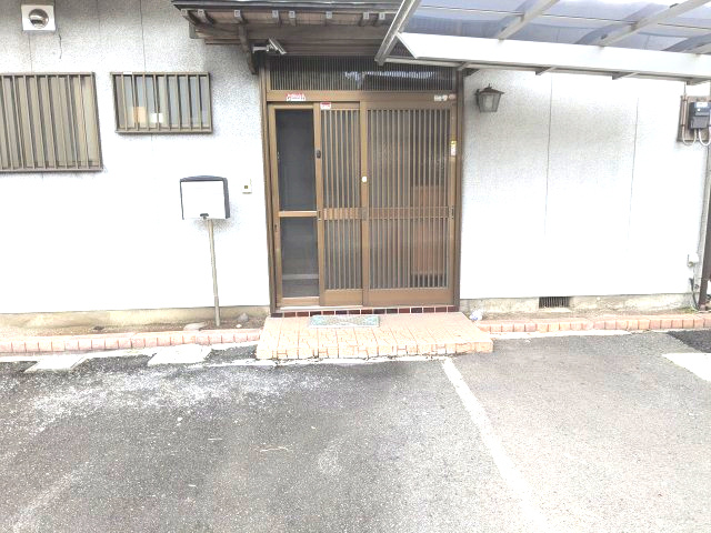 店舗付住宅　下室田町の玄関|省スペースな引き戸の玄関です。