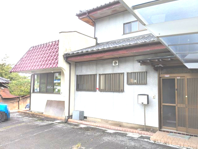 店舗付住宅　下室田町の外観|道路に面しているので、駐車も楽々です。