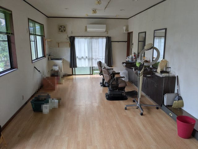 店舗付住宅　下室田町の玄関|省スペースな引き戸の玄関です。