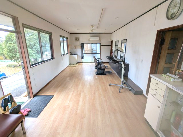 店舗付住宅　下室田町の設備|店舗部分の様子。明るく開放的なスペースです。