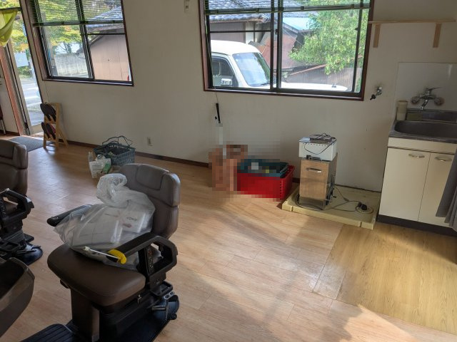 店舗付住宅　下室田町の玄関|全年齢に配慮した踏み台もあります。