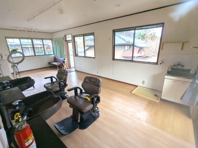 店舗付住宅　下室田町の設備|店舗として利用するのに、何かと便利な流し台も付いています。