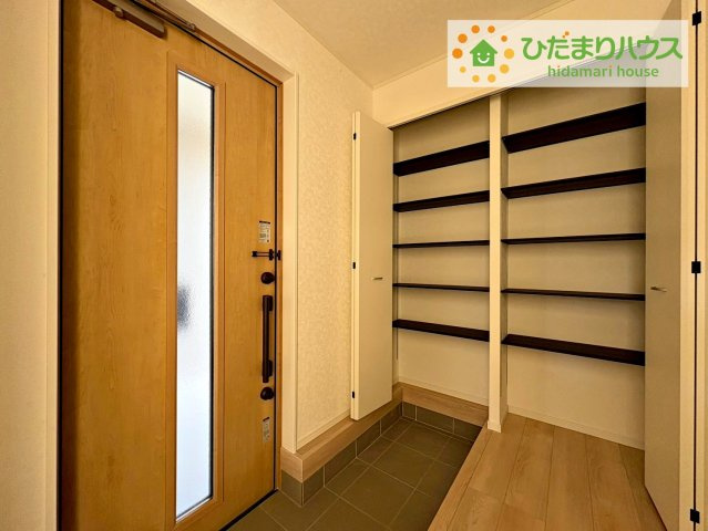 常陸大宮市姥賀町第3　新築戸建　3号棟の玄関|玄関にはシューズクロークがあるのでスッキリと片付きます♪靴以外にも屋外ホースやガーデニングセットなどもしまえて便利です！