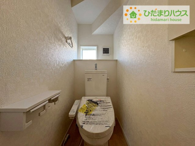 常陸大宮市姥賀町第3　新築戸建　3号棟のトイレ|小窓が付いているので、トイレも明るい空間になっております♪