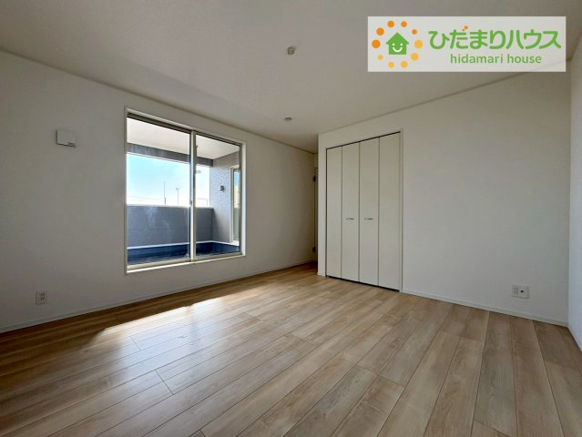 常陸大宮市姥賀町第3　新築戸建　3号棟の寝室|天井の高い主寝室。ゆっくりと過ごせる大人のくつろぎ空間！