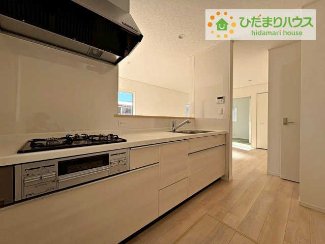 常陸大宮市姥賀町第3　新築戸建　3号棟のキッチン|3口コンロでお料理する時間も短くなりそうですね(*‘∀‘)